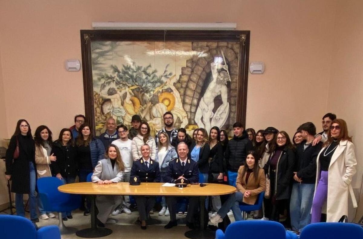 Polizia di Catania promuove la legalità tra gli studenti dell'Istituto 'S. Antonio' di Adrano - 