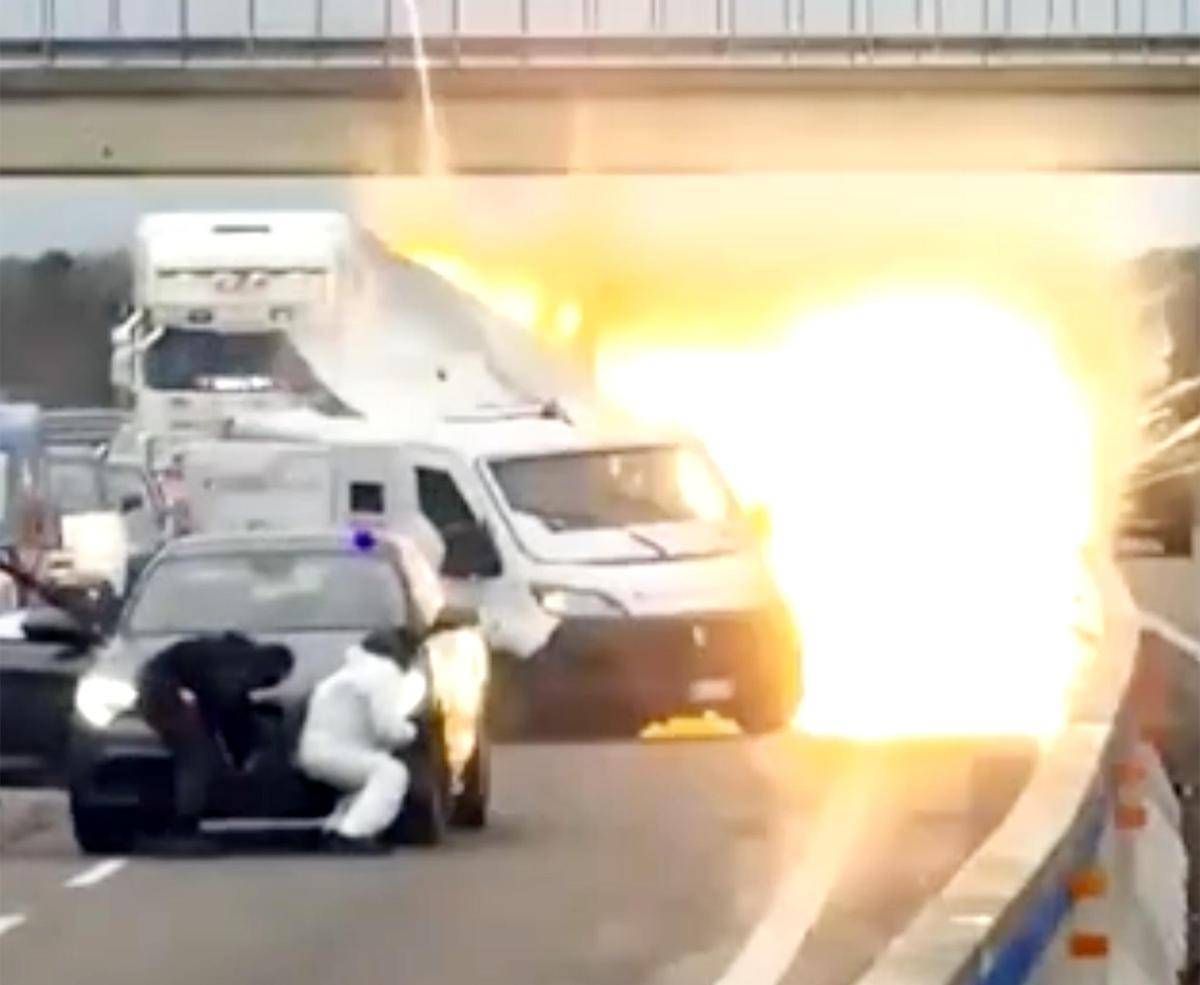 "Stanno rubando il furgone", l'assalto al portavalori in diretta - Il video - 