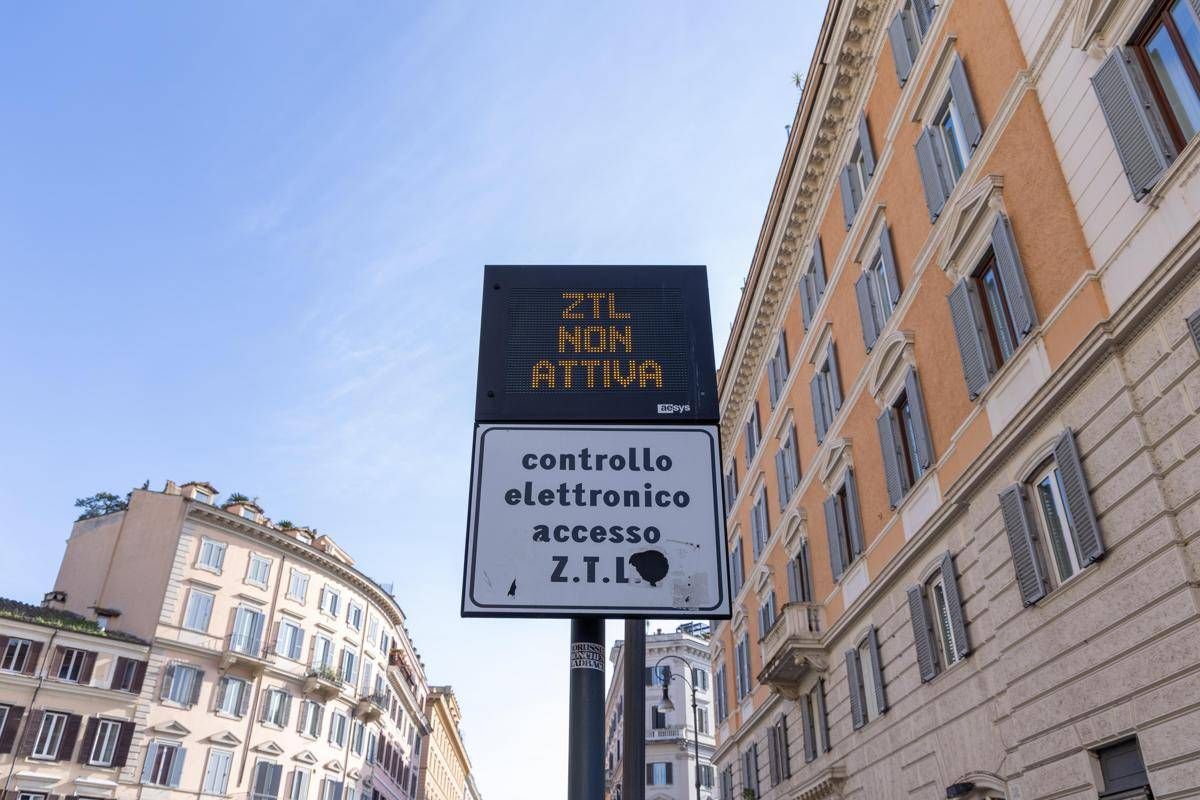 Roma, sì al ticket di accesso alla ztl per le auto elettriche: al via dal 1° luglio - 
