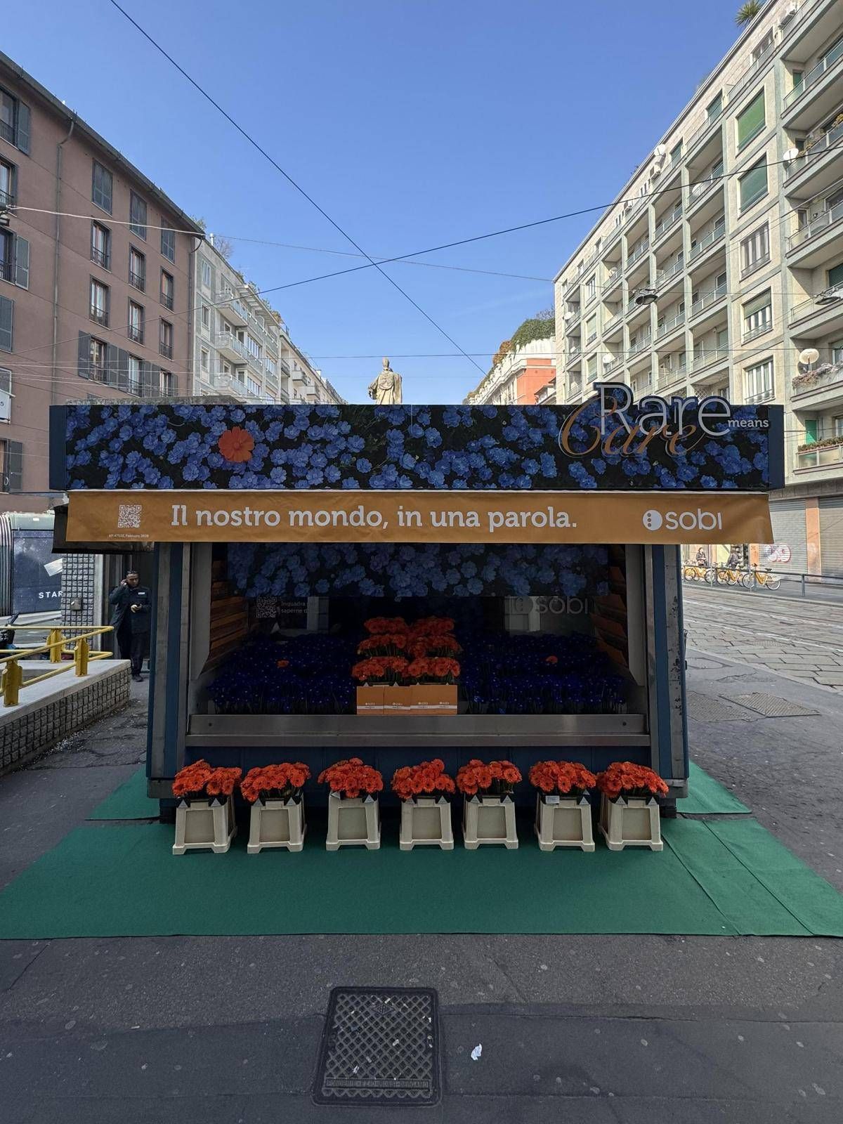 Giornata mondiale malattie rare, un'edicola di fiori per la campagna RareMeansCare - 