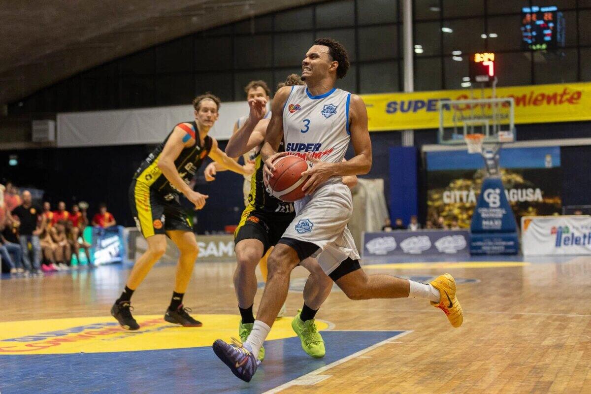 Virtus Ragusa in difficoltà: sconfitta nel derby contro Barcellona con Adeola espulso - 