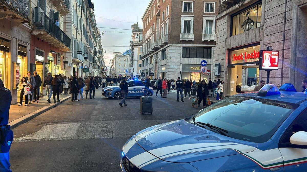 Roma, valigia abbandonata in via del Corso: allarme rientrato