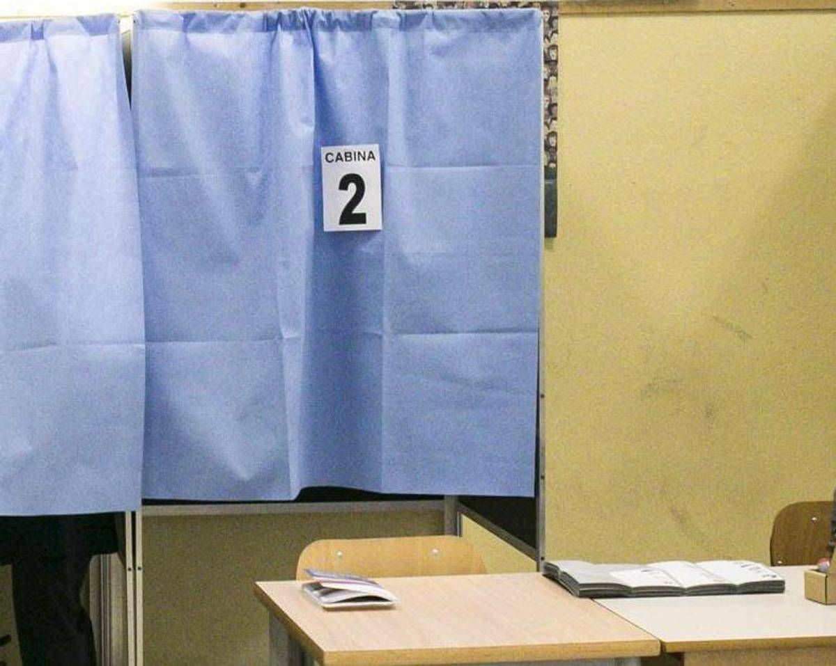 Sondaggio politico, Fratelli d'Italia cala e Pd sale - 