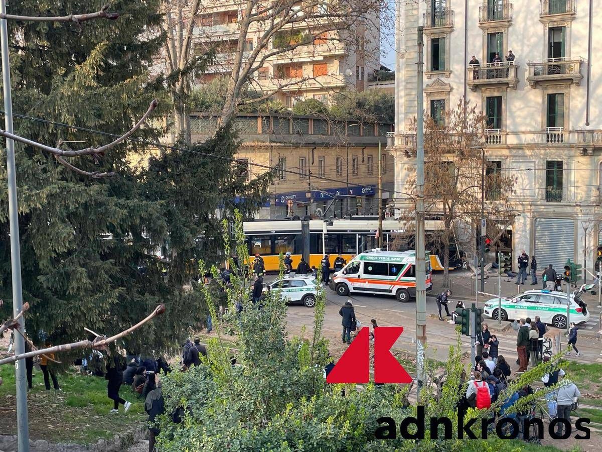 Milano, tram deraglia in centro e si schianta contro un ristorante: numerosi feriti - 