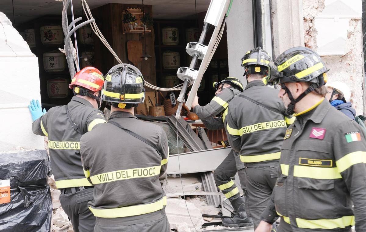 Tram deragliato a Milano, due morti e 48 feriti: l'ipotesi di un guasto al freno d'emergenza dopo il malore dell'autista - 