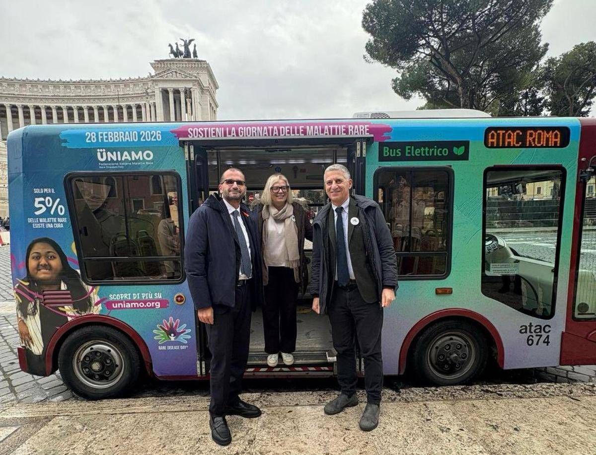 Malattie rare: bus e billboard con i colori della campagna Uniamoleforze - 