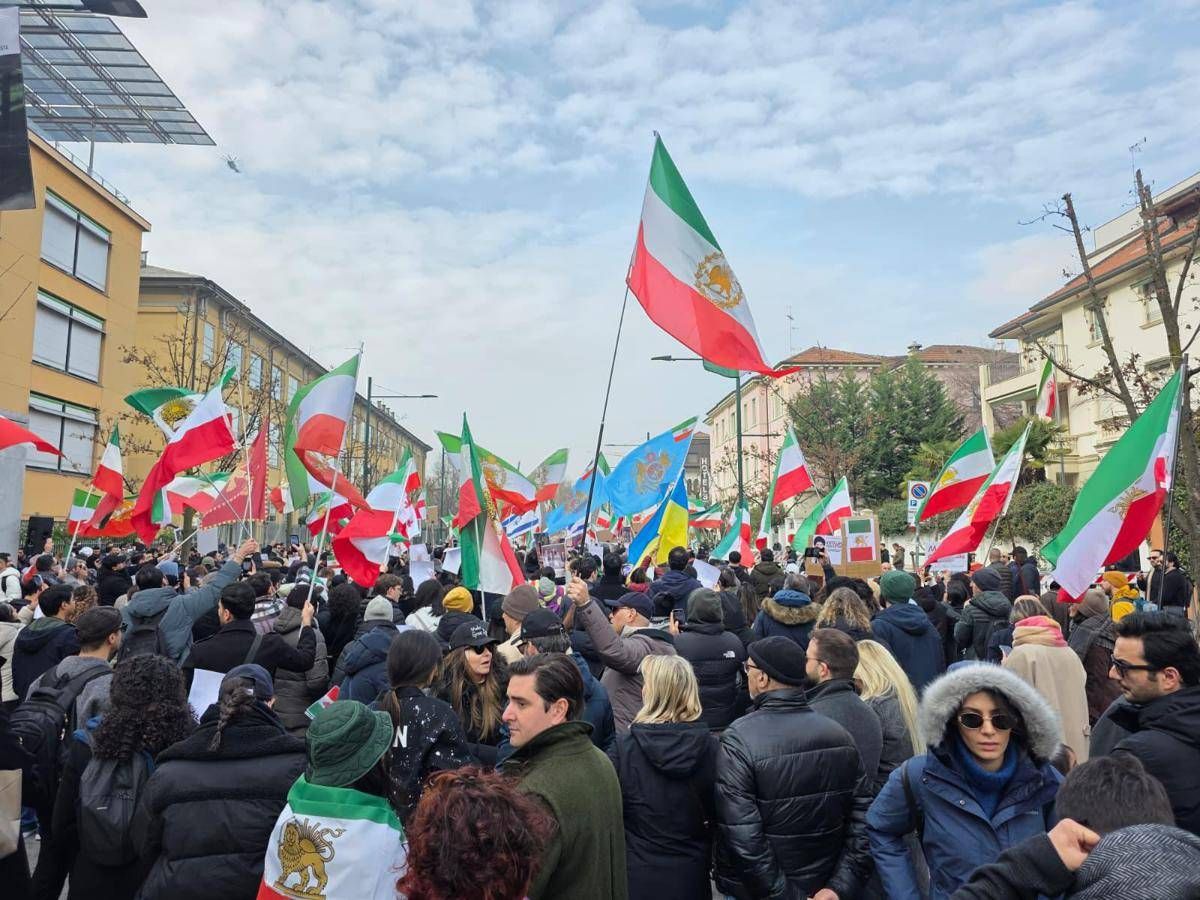 Iran, proteste di fronte al consolato di Milano: "Viva lo Shah" - 