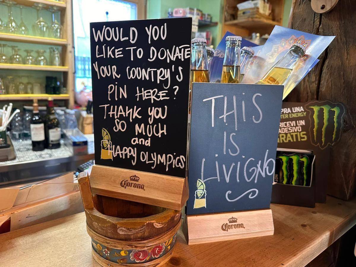 Milano Cortina, è 'pins-mania': da Bormio a Livigno, anche i locali le chiedono (al posto delle mance) - 