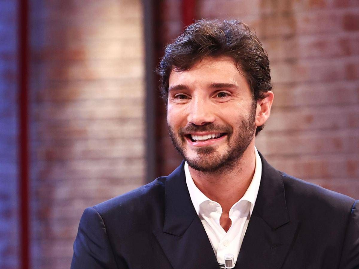 Stefano De Martino conduttore di Sanremo 2027, il golden boy Rai pronto a guidare il festival - 