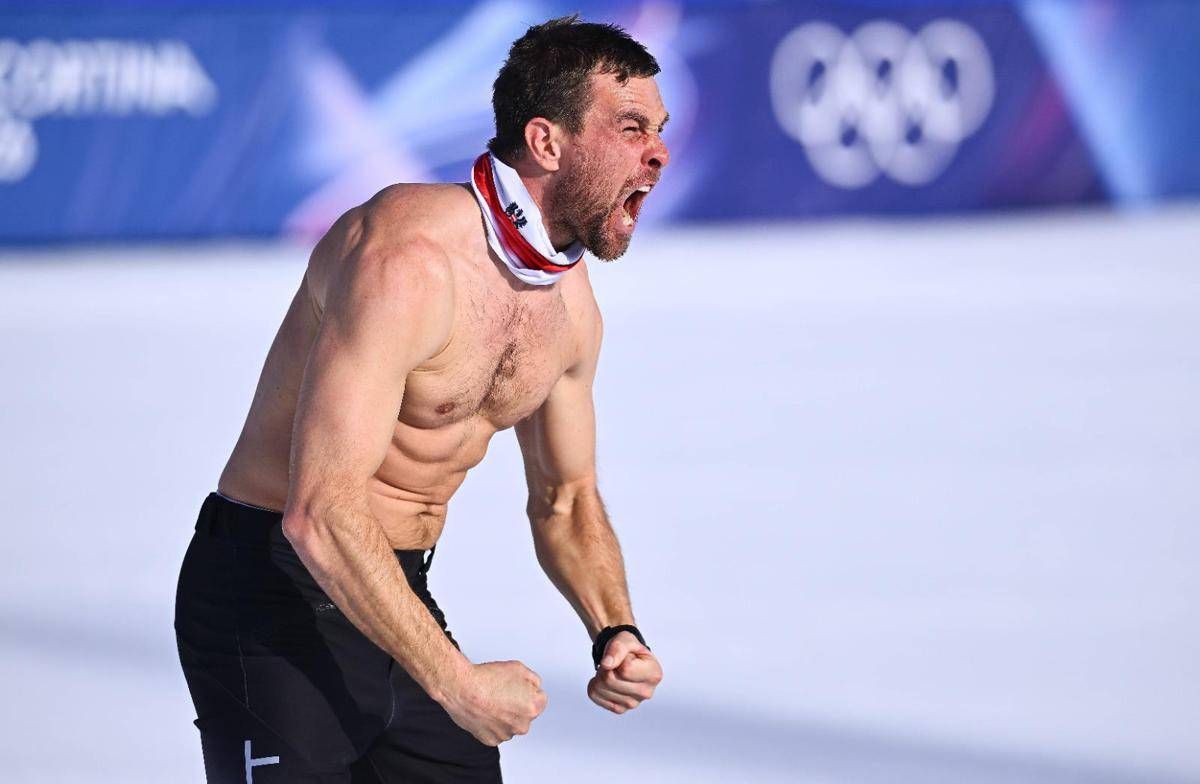 Milano Cortina 2026, vince e... si strappa la maglia: esultanza 'alla Balotelli' dopo l'oro - 