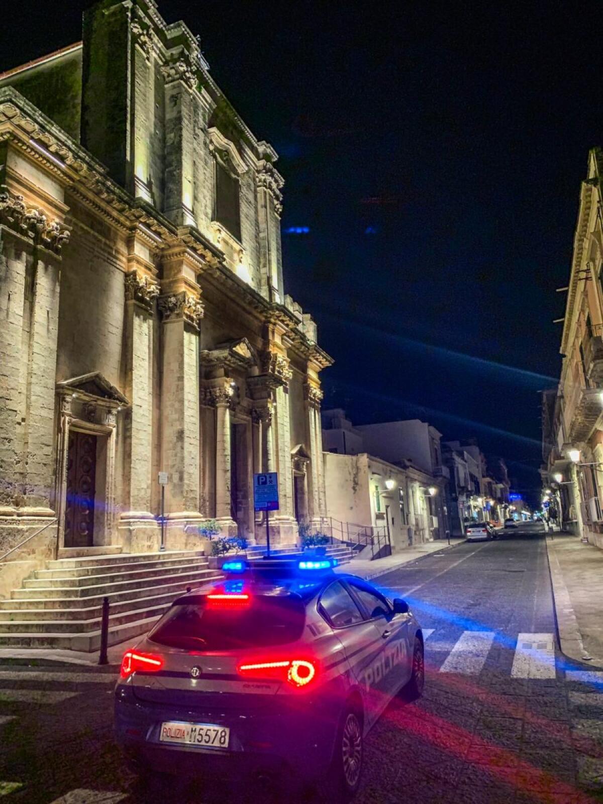 Polizia di Siracusa interviene dopo l’esplosione di un grosso petardo durante i festeggiamenti di carnevale ad Avola - 
