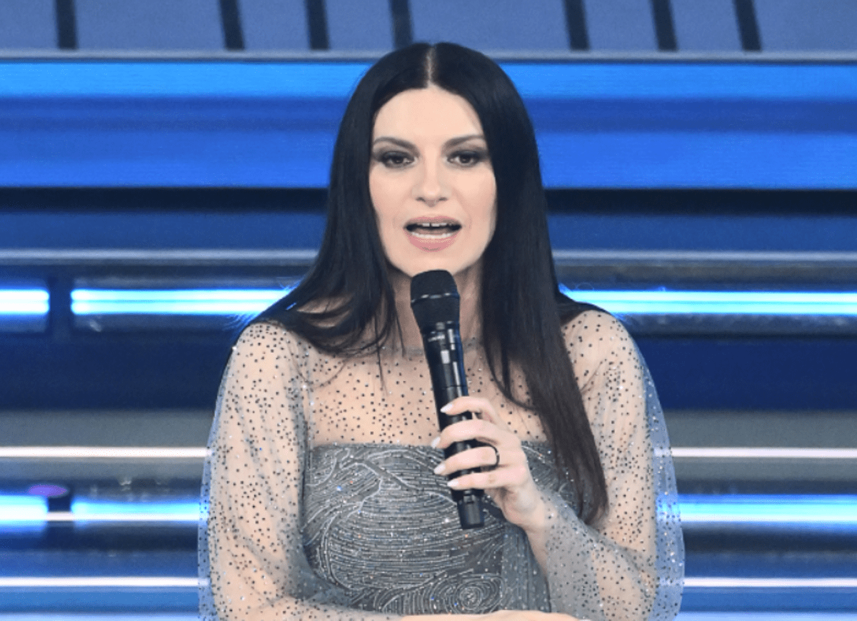 Sanremo, la gaffe 'piccante' di Pausini col microfono: "Mamma tutto bene..." - 
