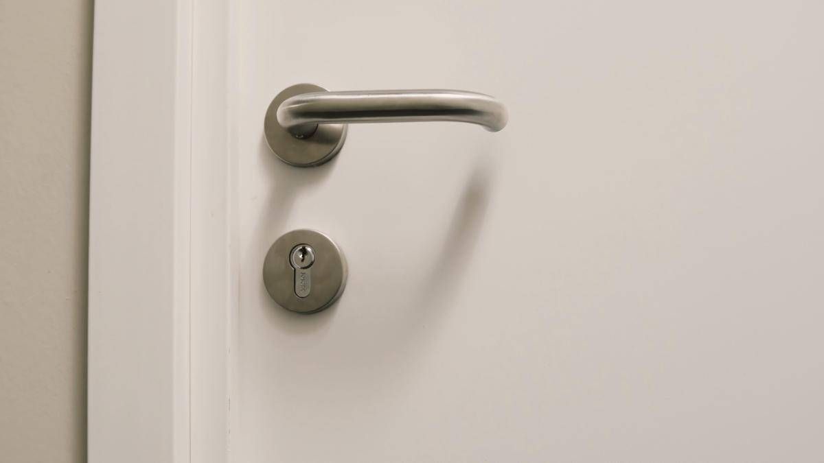 Carta stagnola sulle maniglie delle porte, un gesto gentile verso la propria casa