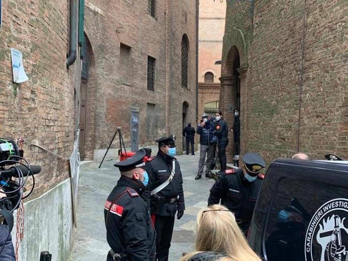 Morte David Rossi, perizia: lesioni volto non legate a caduta, ipotesi urto contro fili metallo finestra Mps - 