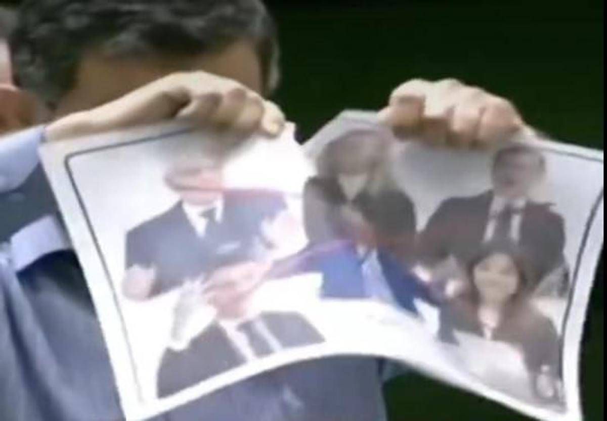 Iran, deputato straccia foto dei leader europei: c'è anche Mattarella. Tajani convoca l'ambasciatore - 