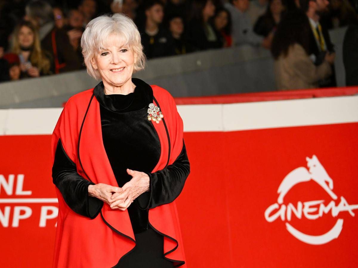 Sanremo 2026, Caterina Caselli riceve il premio alla carriera: l'omaggio al 'Casco d'Oro' - 