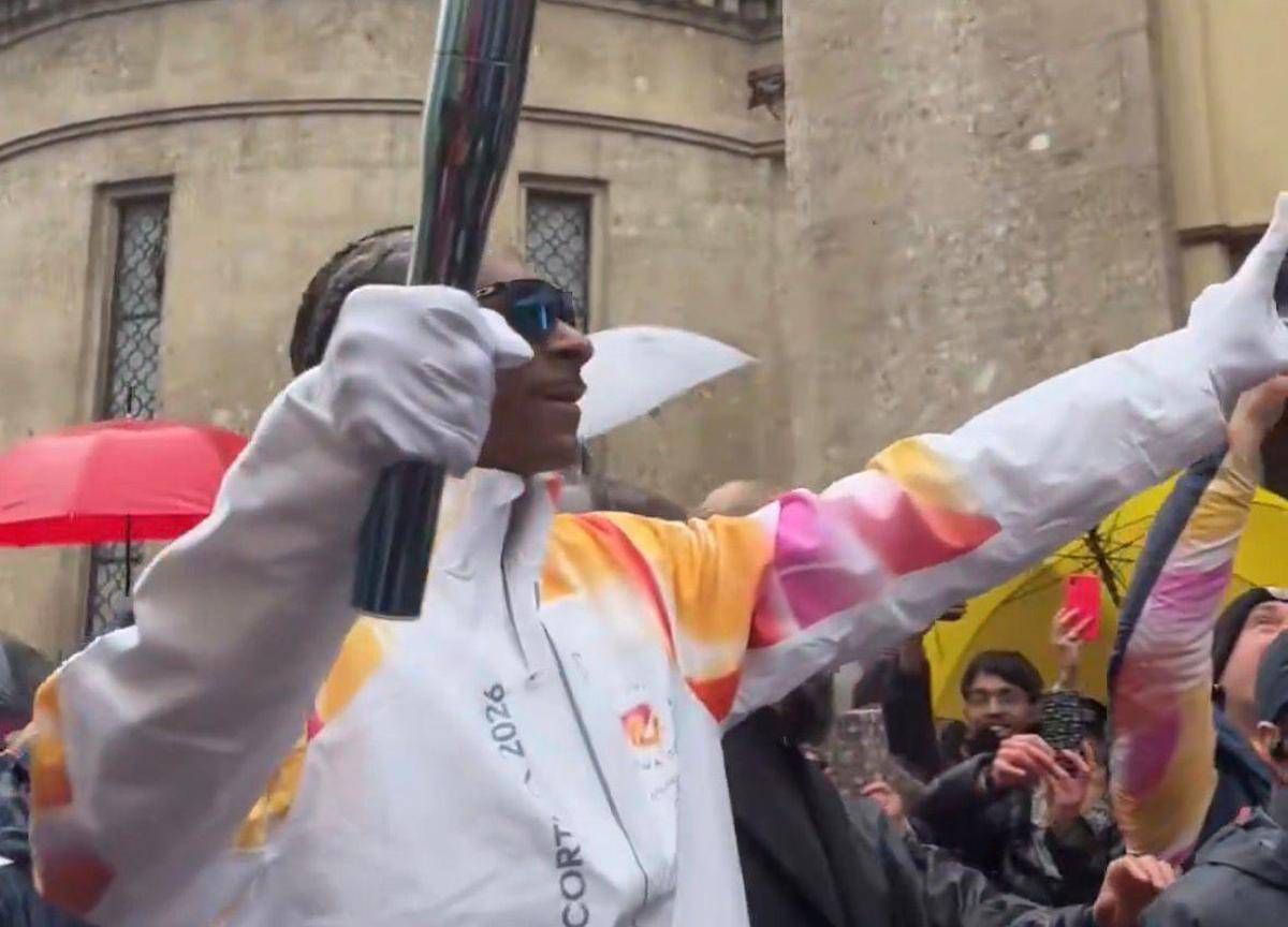 Milano Cortina, Snoop Dogg tedoforo 'a sorpresa' sotto la neve (finta) - 