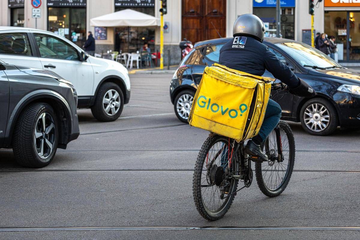 Rider sfruttati, Glovo replica: "Procura non ha ordinato di assumerne 40.000" - 