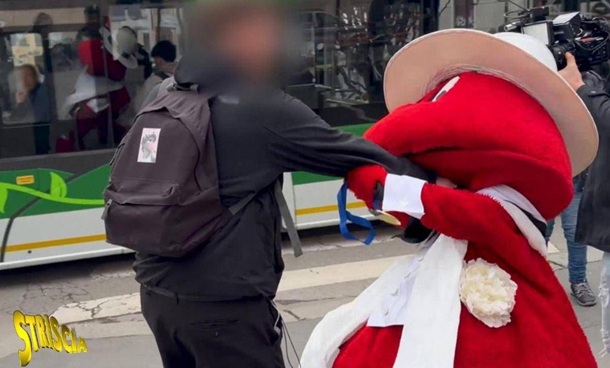 Gabibbo malmenato a Milano, spintoni al celebre pupazzo di Striscia - 