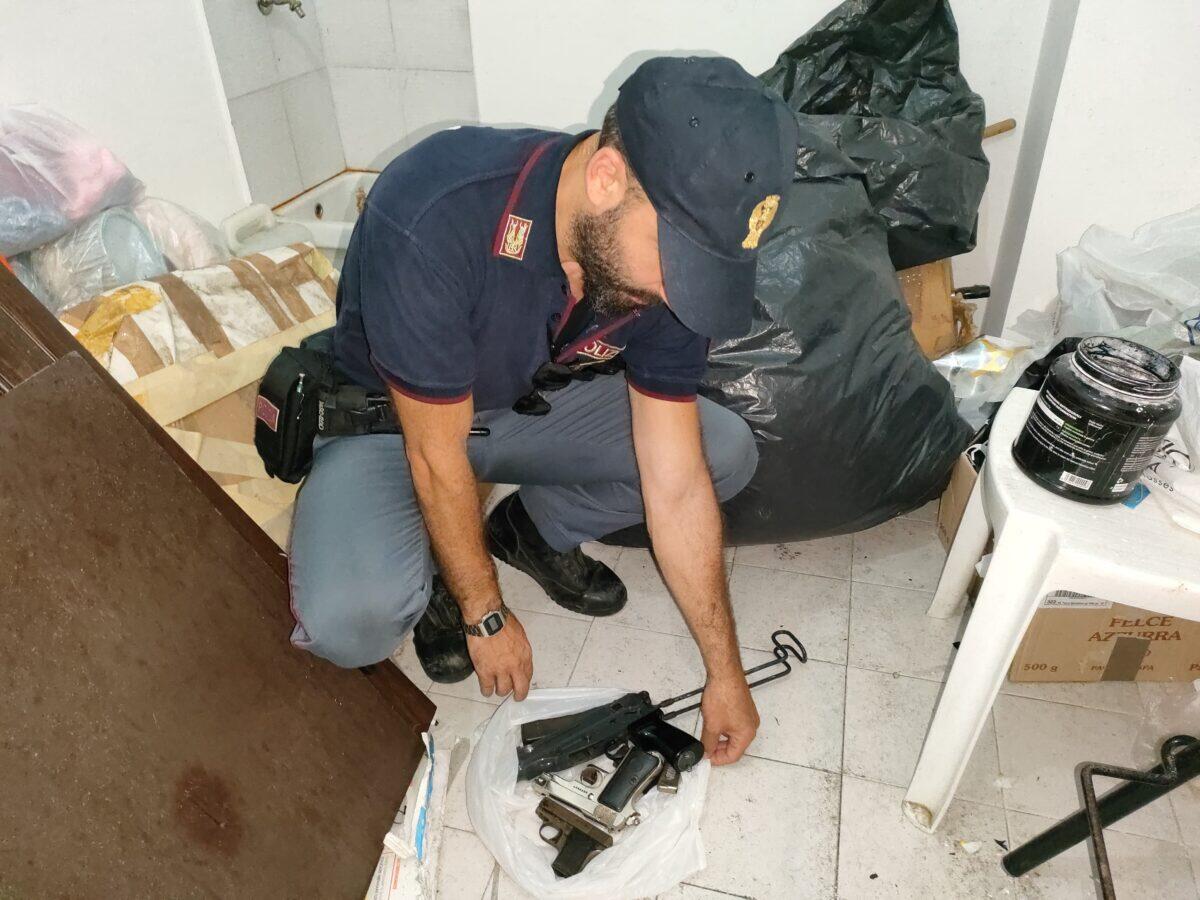 Polizia di Palermo arresta cinque sospetti di spaccio di droga e sequestra armi in operazione al quartiere Noce - 