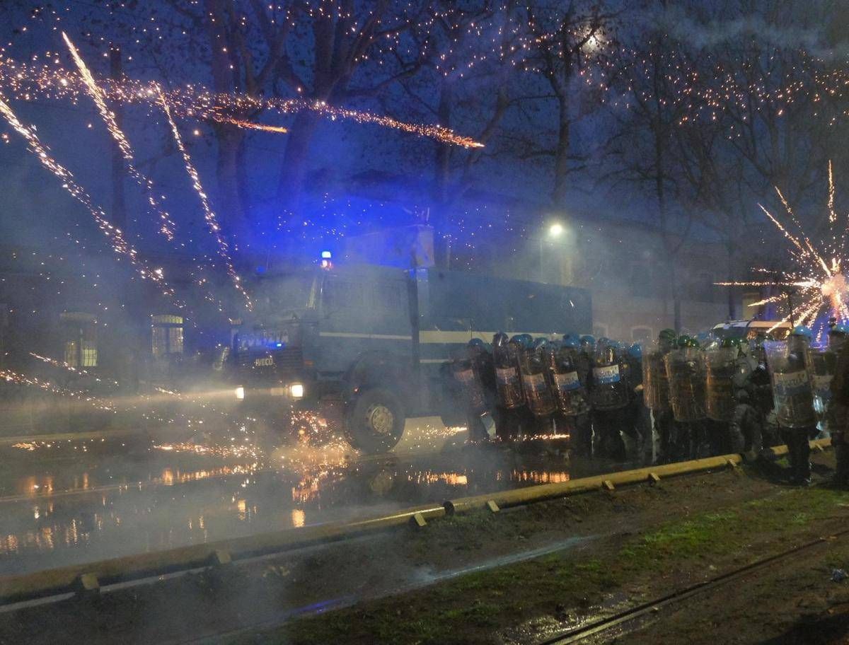 Scontri Askatasuna, tre persone arrestate: una ha aggredito il poliziotto - 