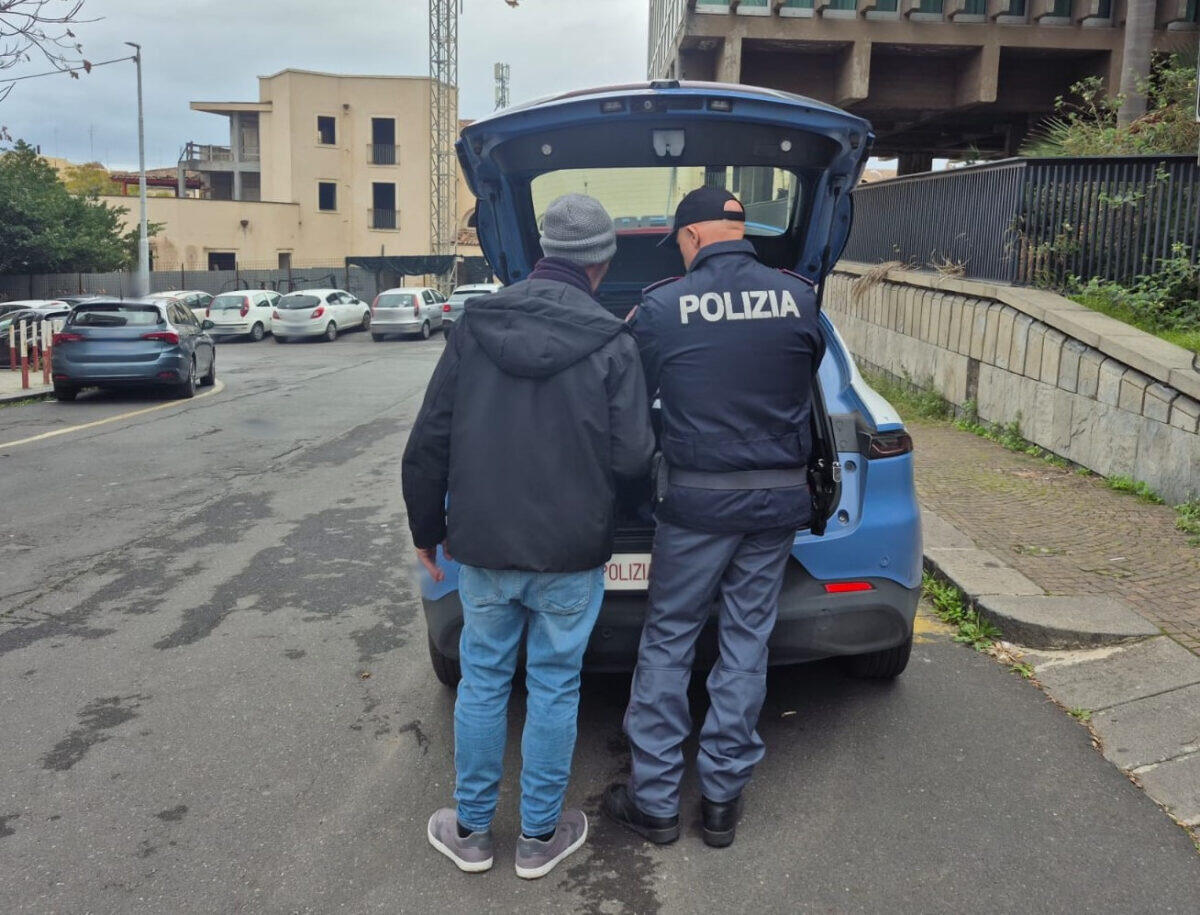 Controlli della Polizia di Catania contro la sosta selvaggia: denunciato parcheggiatore abusivo con 26 chiavi di auto