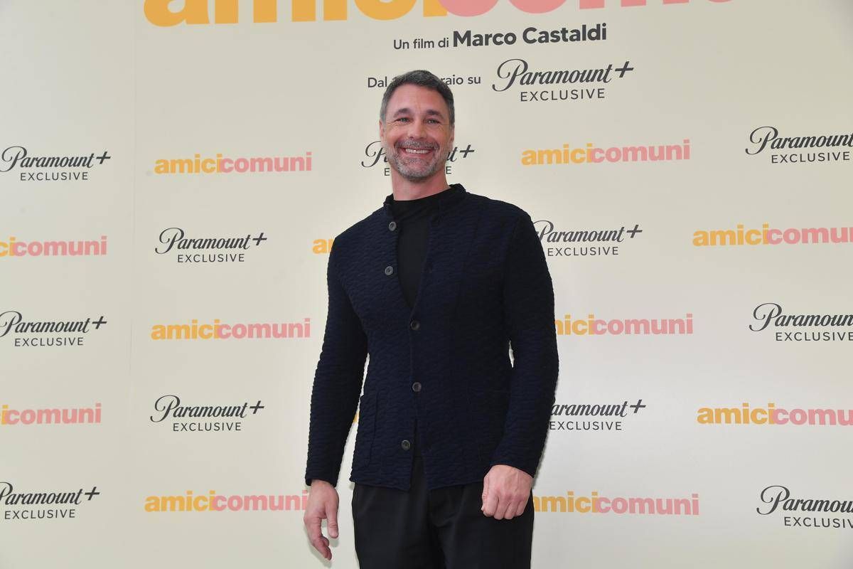 Raoul Bova in 'Amici comuni': "Il telefono è il terzo incomodo in una coppia" - 