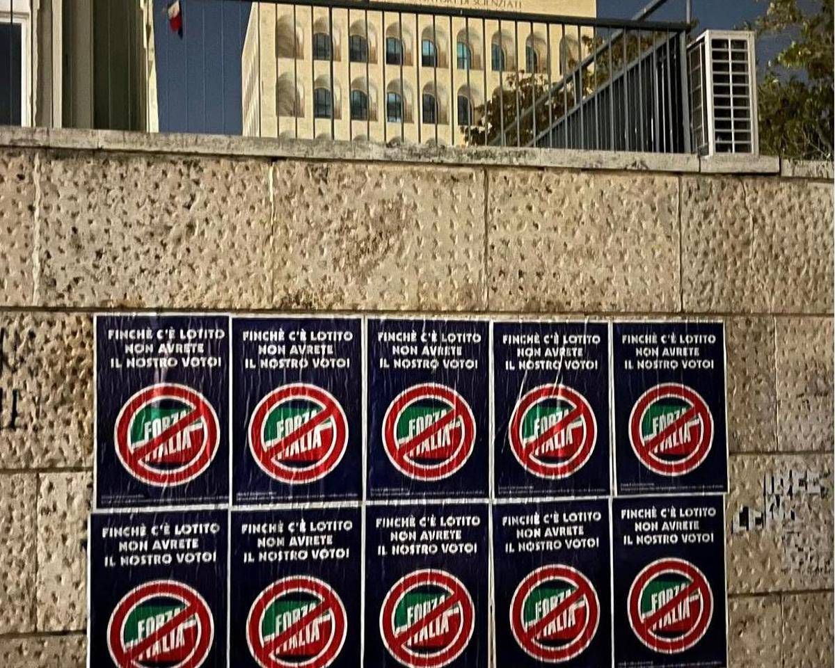 Protesta laziali, manifesti con simbolo Forza Italia sbarrato: "Finché c'è Lotito non avrete nostro voto" - 