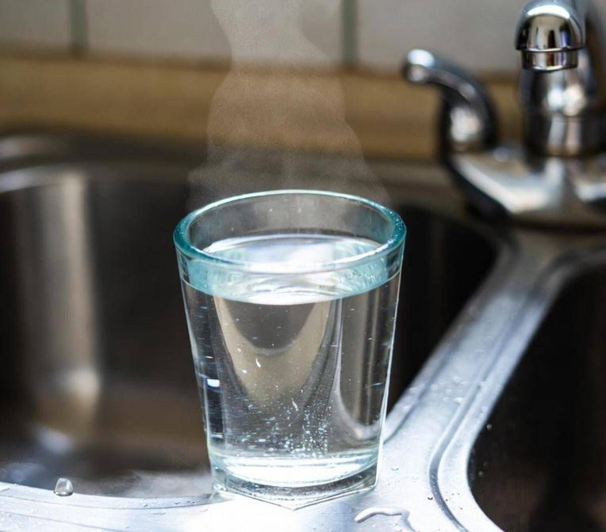 Bere acqua calda fa bene? Falsi miti e (pochi) benefici, le risposte - 