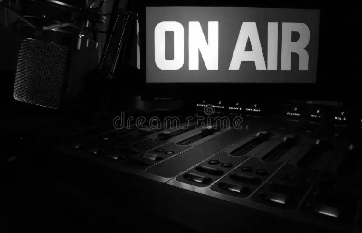 Iniziano le trasmissioni di Radio 105: 50 anni di rivoluzione sonora nel panorama italiano