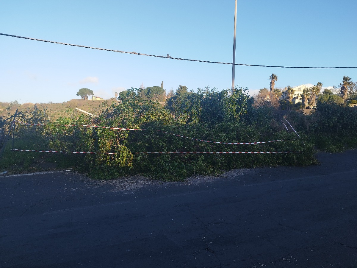 Muro crollato a Mascalucia 