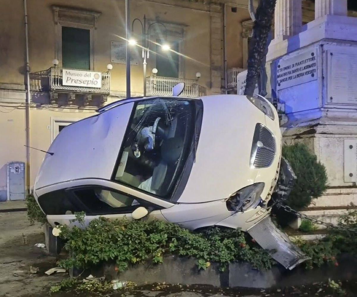 Giarre: auto si schianta contro il monumento ai caduti, due giovani feriti - 