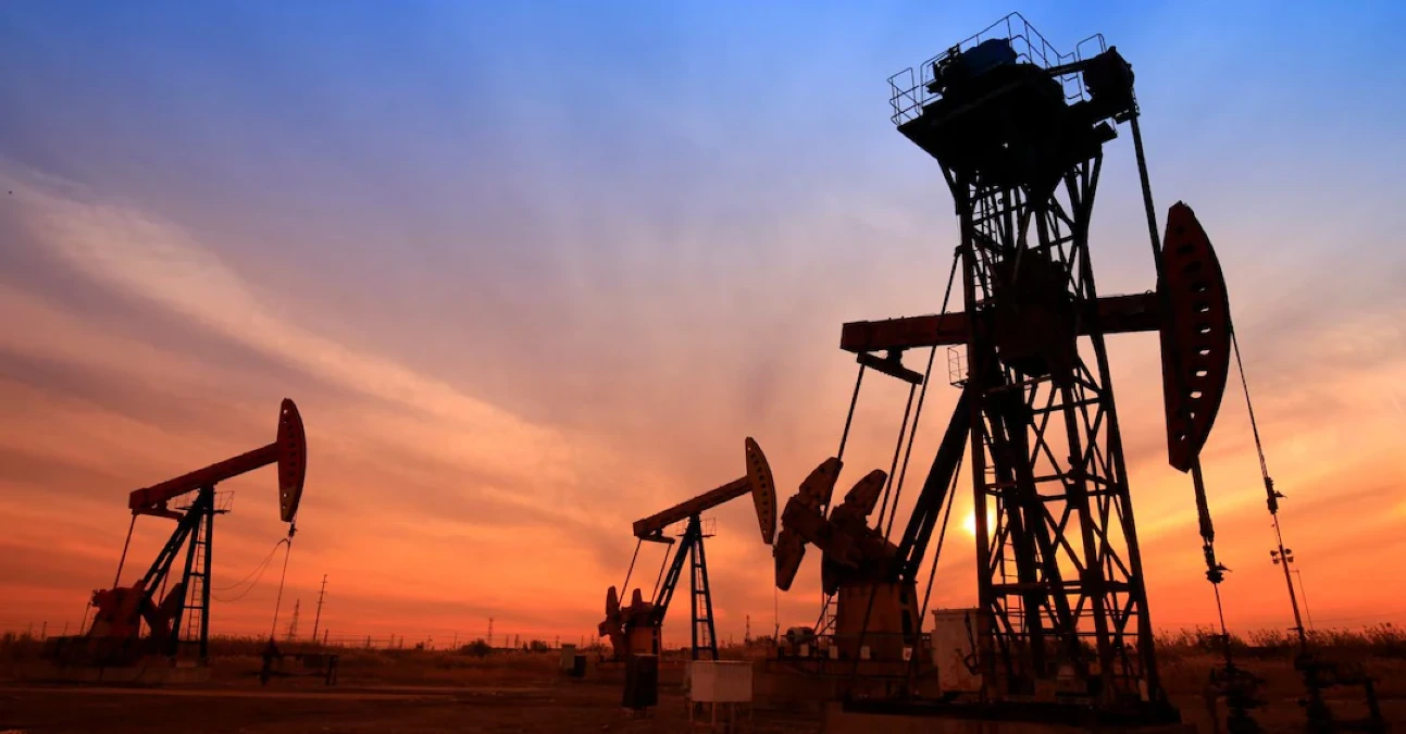 Allarme petrolio dopo l'offensiva su Teheran: lo Stretto di Hormuz blocca navi, prezzi in rialzo - 