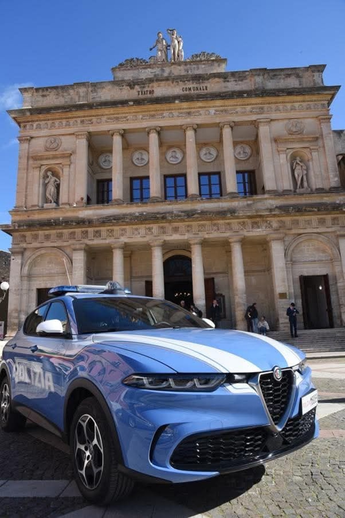 Vittoria (Rg): due denunciati per ricettazione dopo il ritrovamento di attrezzi in auto - Credit Foto Questura di Ragusa