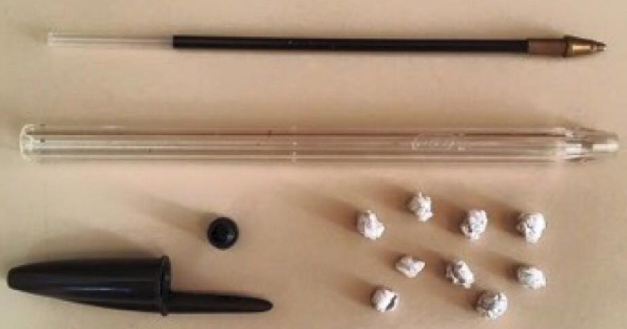 La cerbottana con la penna: il gioco proibito che ha segnato le nostre classi - 