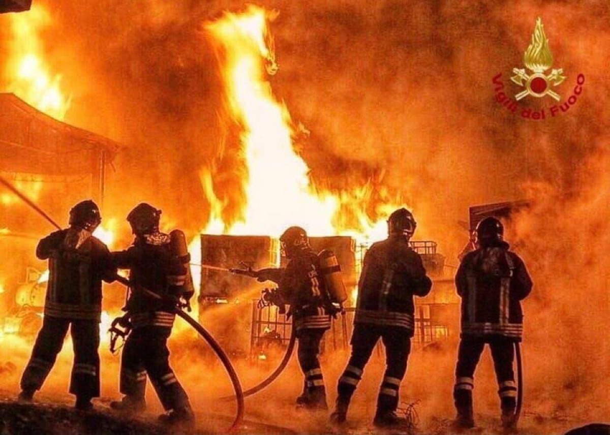Incendio a via Saetta: quattro furgoni danneggiati, la polizia indaga su possibili collegamenti con denunce - 
