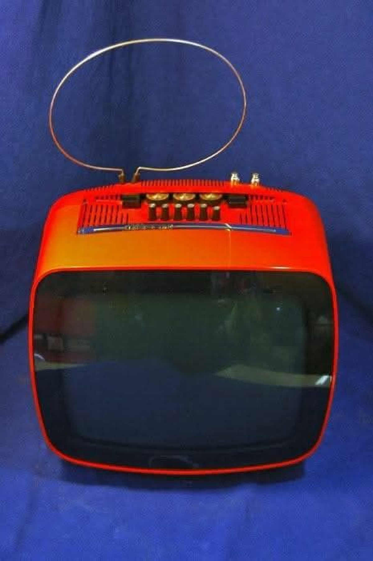 La piccola televisione portatile che portava il mondo nelle case degli anni ’60 e ’70 - 