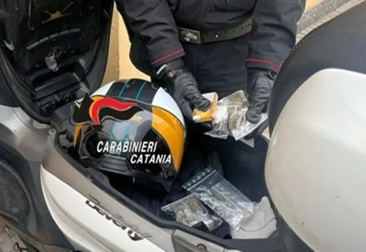 Catania, 18enne denunciato: quasi 100 g di marijuana e 50 euro sequestrati - 