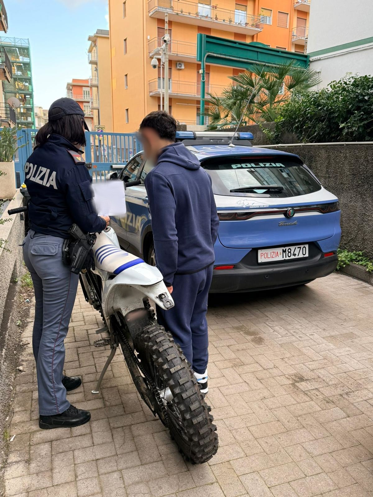 Catania: agente libero dal servizio segnala furto, arrestato 18enne e recuperata moto da 12mila euro - Credit Foto Questura di Catania