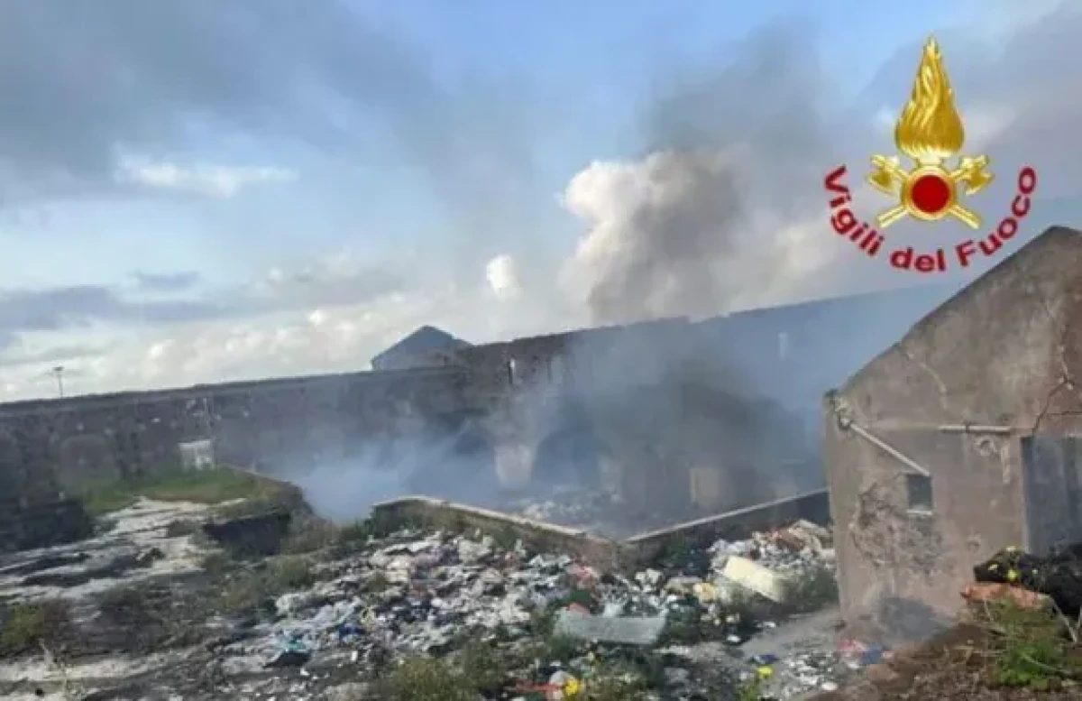 Incendio a Catania: chiuso il plesso di via Plaia dell'istituto Dusmet Doria per controlli - 