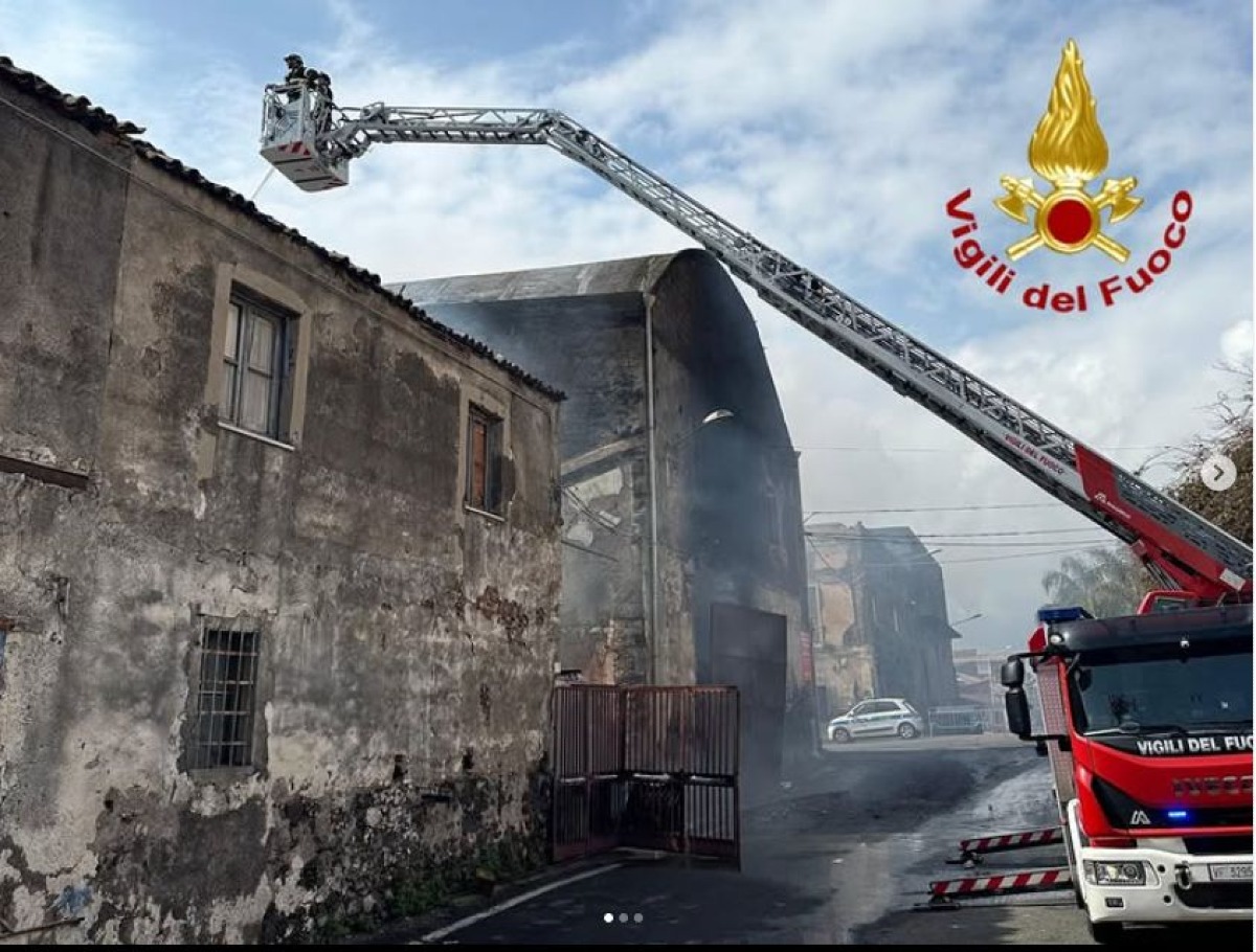 Rogo in capannone a Catania: chiuso per precauzione il plesso di via Plaia dopo incendio di rifiuti