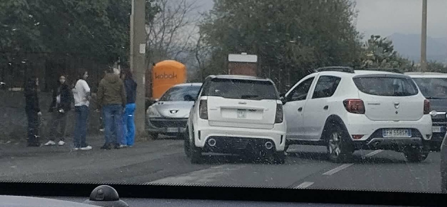 Scontro a San Giovanni La Punta: due studentesse coinvolte in incidente con Dacia Sandero - 