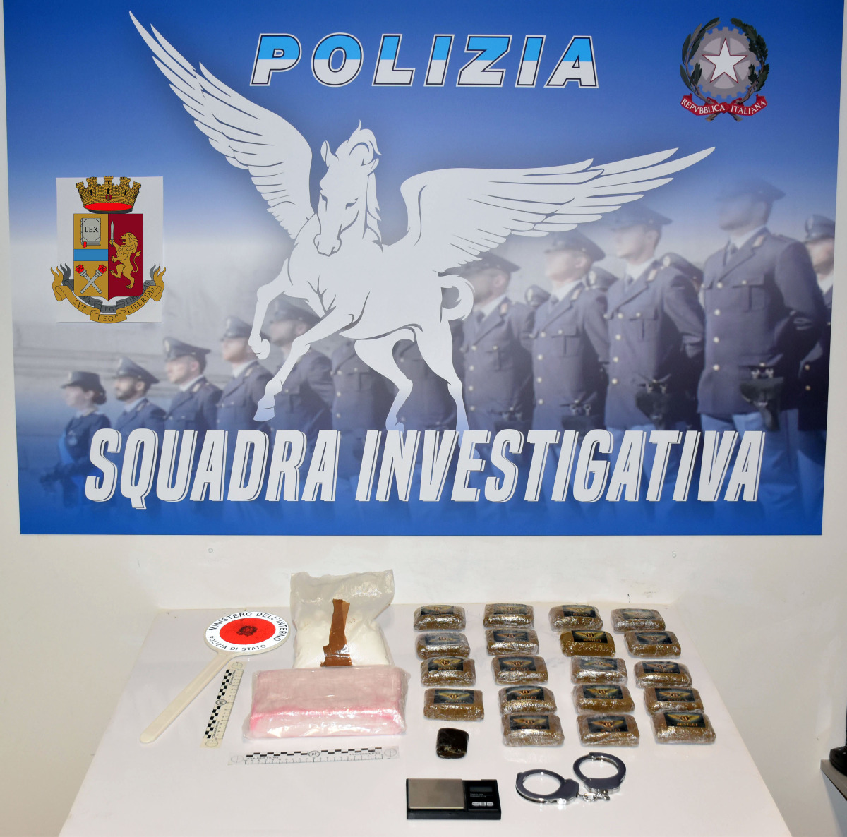 Palermo, 26enne arrestato: in casa quasi 70 armi, 90 g di hashish e oltre 40 tirapugni - Foto di repertorio