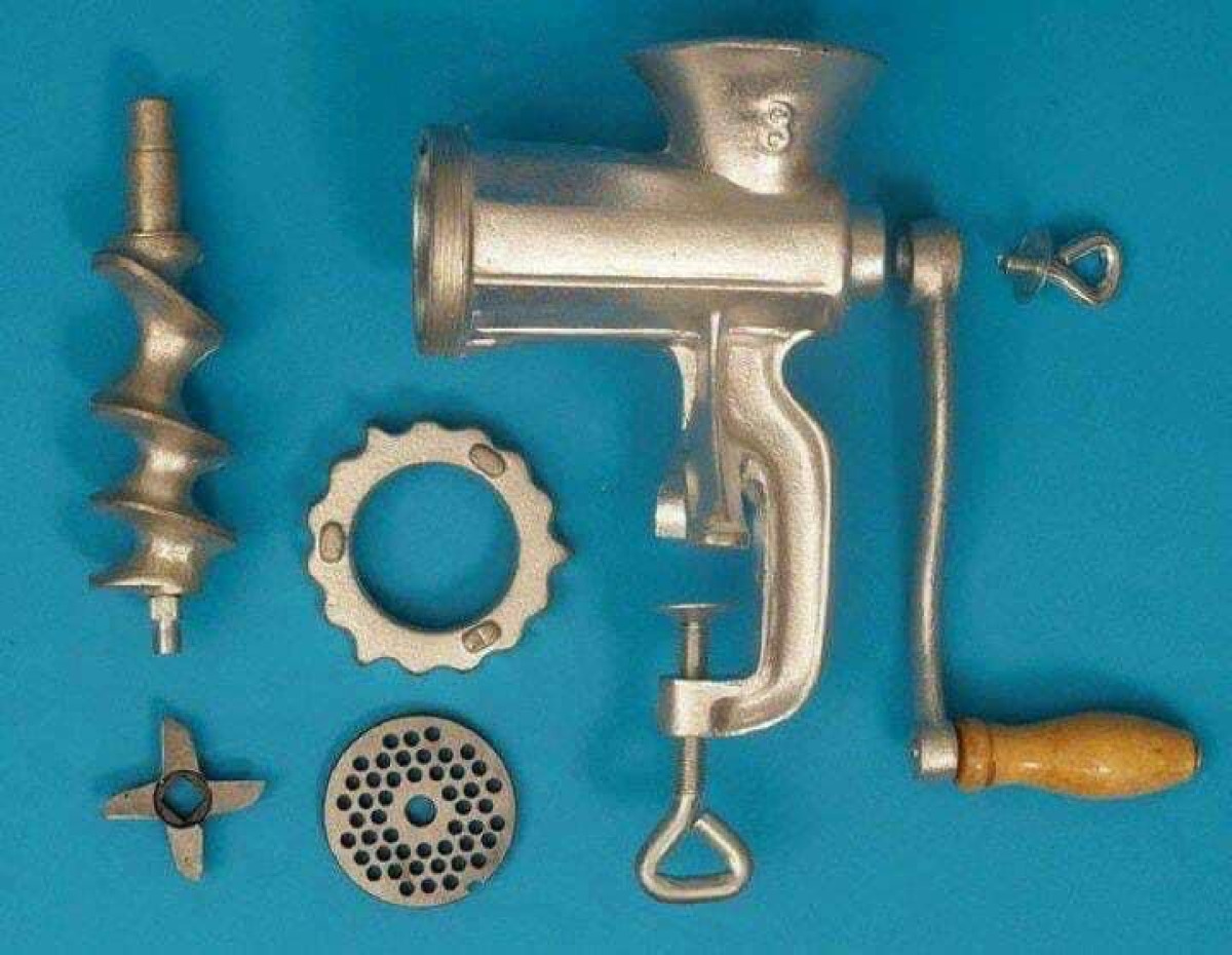 Il vecchio tritacarne a manovella: l’oggetto che racconta la cucina di una volta