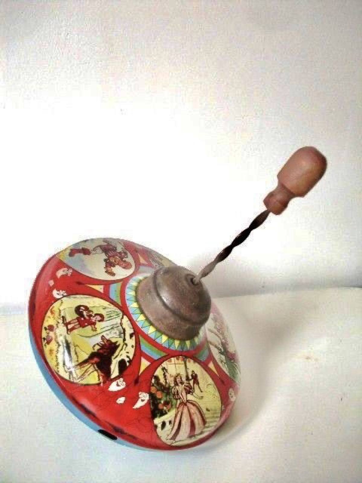 La trottola di latta con pompetta: il gioco rumoroso che ha fatto divertire intere generazioni - 