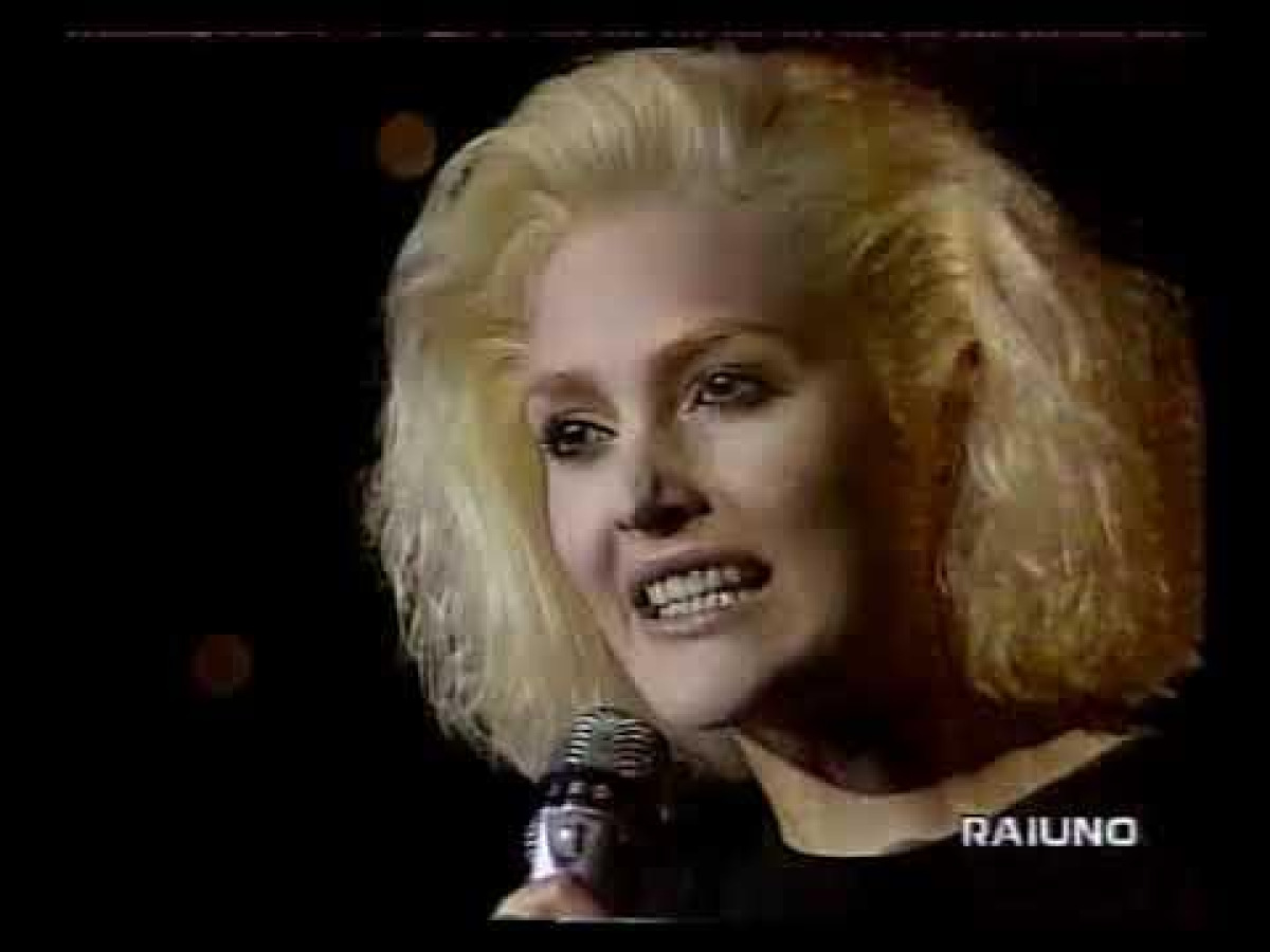 Non scendo di Anna Oxa: la canzone del 1984 che raccontava la forza di restare se stessi - 