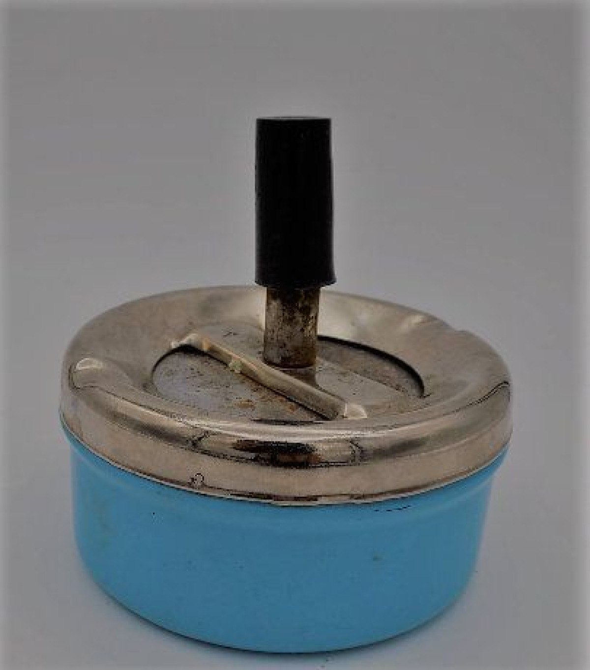 Il posacenere girevole: lo strano oggetto che troneggiava su ogni tavolo negli anni ’70 e ’80 - 