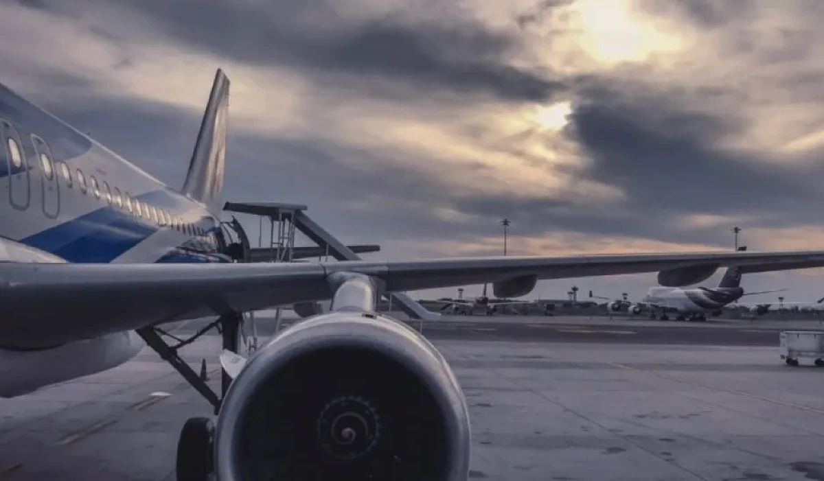 Conflitto in Iran e petrolio alle stelle: le compagnie aeree già aumentano i prezzi - 