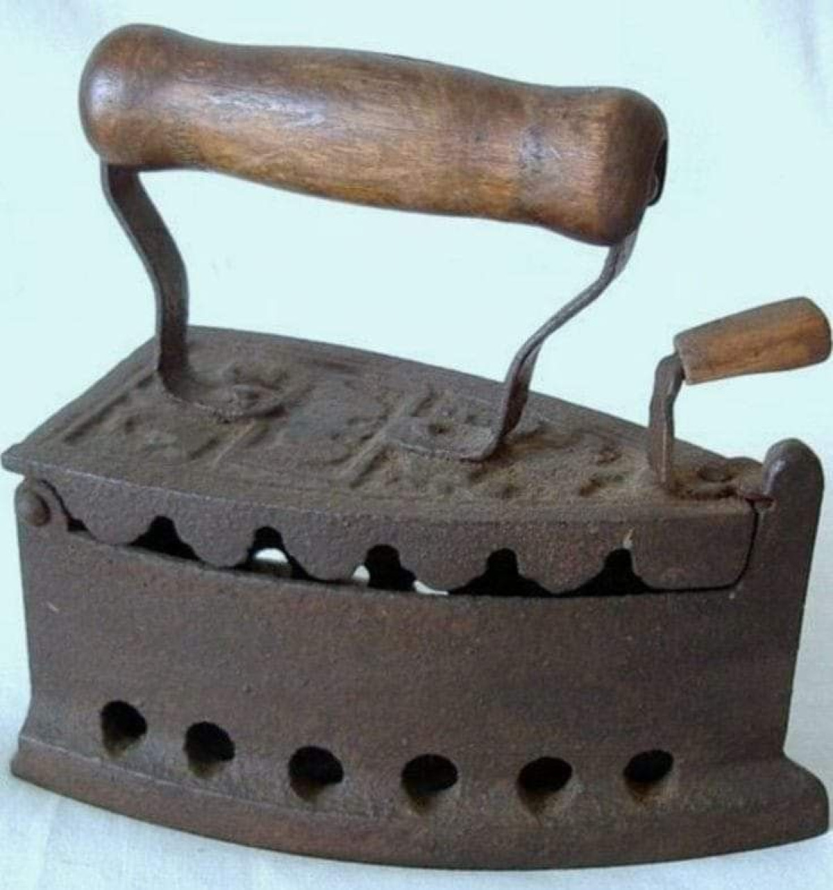 Quando il ferro da stiro si scaldava sul fuoco: un oggetto che racconta la vita di una volta - 