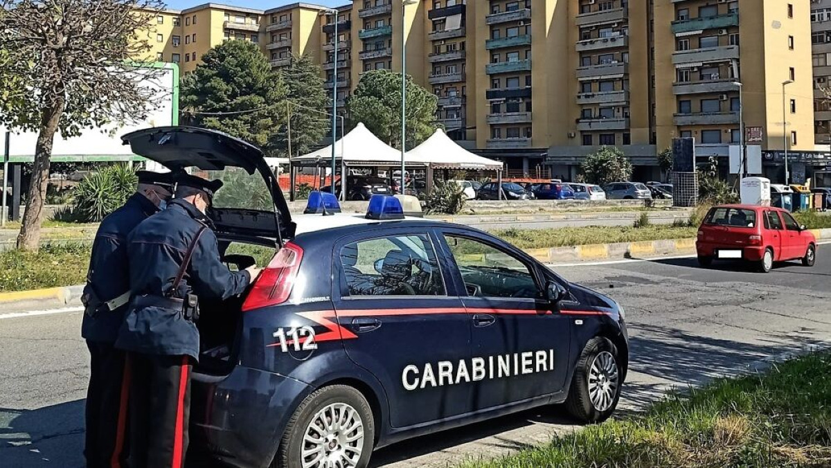 Catania, Librino: sequestrati oltre 15 kg di hashish in un garage dopo il furto di una moto - 